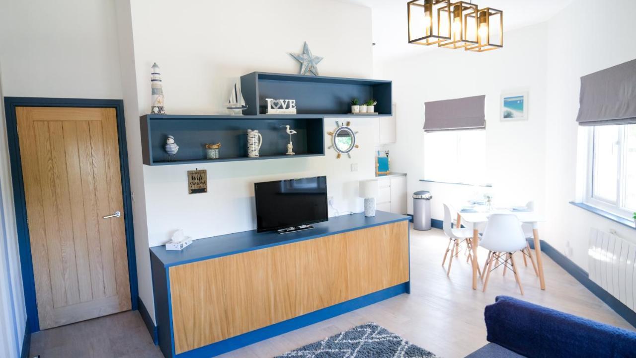 Intimate Entire Flat 9-Min Walk To Boscombe Beach ボーンマス エクステリア 写真